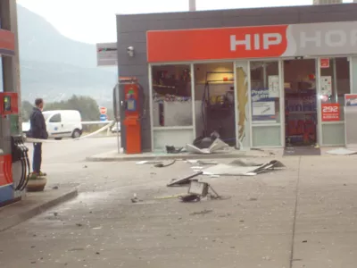 razdejanje po poskusu vloma v bankomat in bencinski servis na Aj&scaron;evici