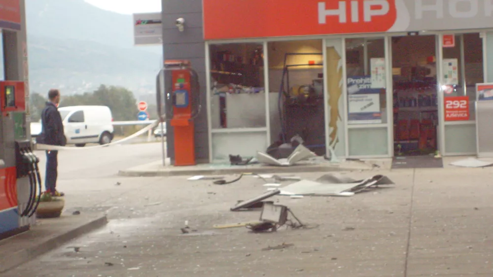 razdejanje po poskusu vloma v bankomat in bencinski servis na Aj&scaron;evici