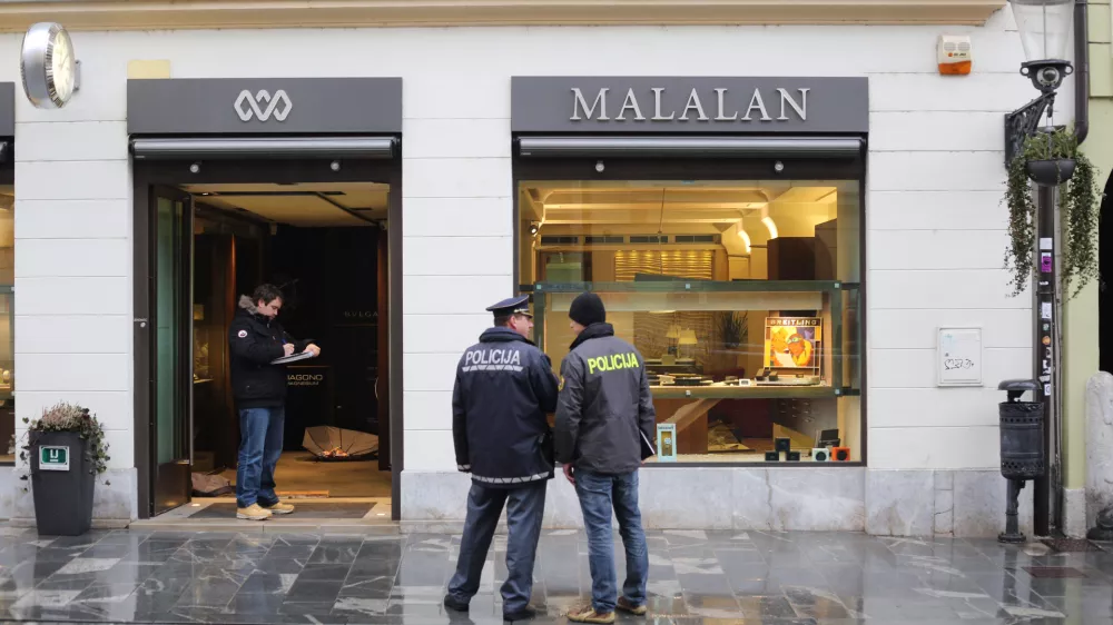 - Draguljarna Malalan - Mestni trg 21 -- 03.02.2016 - oborožen rop in streljanje v Ljubljani - najmanj dva storilca sta vstopila v zlatarno Malalan in v nogo ustrelila prodajalca. Po dejanju sta pobegnila po Ključavničarski ulici proti Ljubljanici. ..//FOTO: Maja Marko