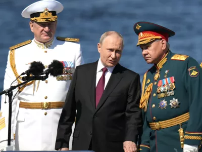 HANDOUT - 30 July 2023, Russia, Saint Petersburg: Russian President Vladimir Putin (C)&nbsp;stands with Russian Defence Minister Sergei Shoigu (R)&nbsp;and Russian Navy Admiral Nikolai Yevmenov during the Naval&nbsp;Parade marking the Russian Navy Day. Photo: -/Kremlin/dpa - ATTENTION: editorial use only and only if the credit mentioned above is referenced in full