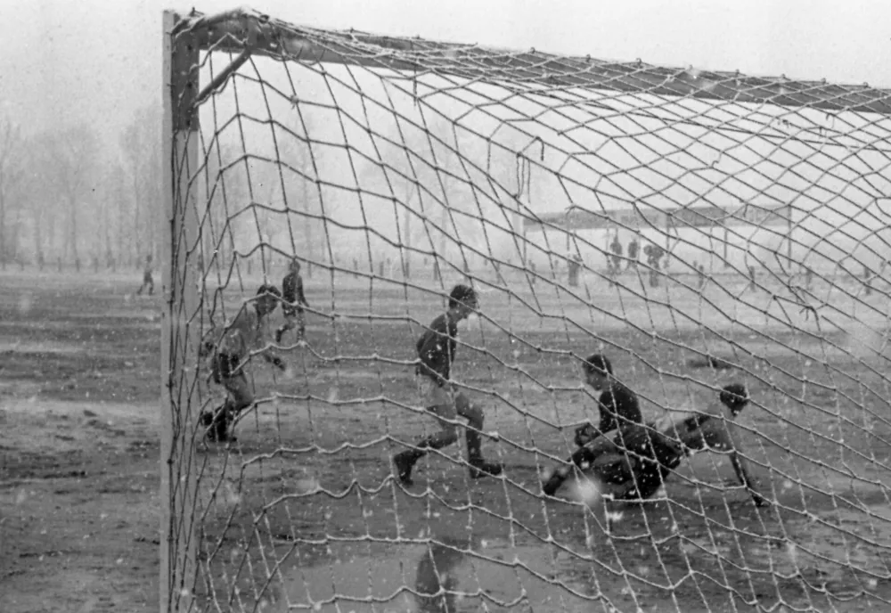 Aprilski sneg presenetil igralce in gledalce na nogometni tekmi &ndash; pomlad v vsej svoji nepredvidljivosti! / Foto: Marjan Ciglič, Hrani: Muzej Novej&scaron;e In Sodobne Zgodovine Slovenije