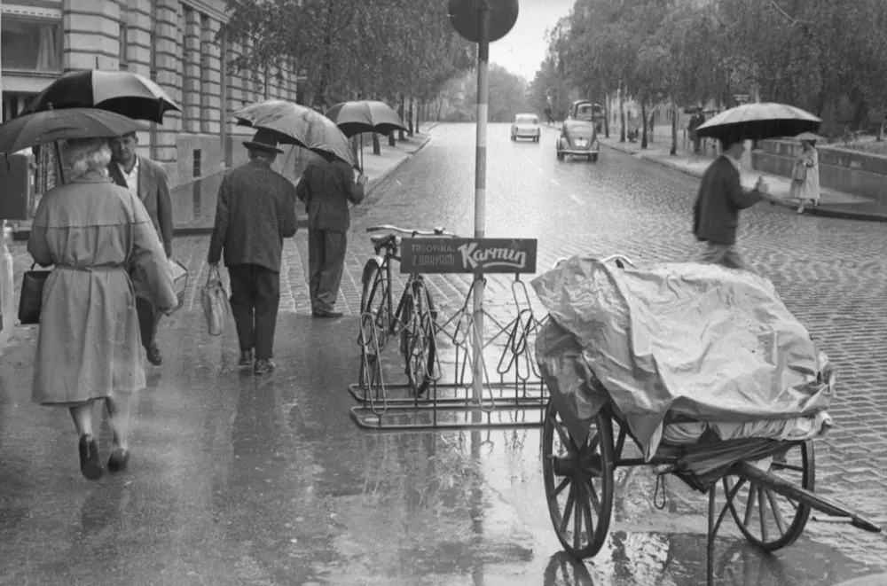 April je nepredvidljiv: dežnik je obvezna oprema, tudi ob sončnem dnevu. / Foto: Marjan Ciglič, Hrani: Muzej Novej&scaron;e In Sodobne Zgodovine Slovenije