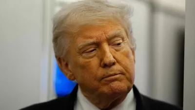 President Donald Trump speaks with reporters while in flight aboard Air Force One, Friday, April 17, 2026, while in route to Joint Base Andrews, Md. (AP Photo/Alex Brandon) / Foto: Alex Brandon