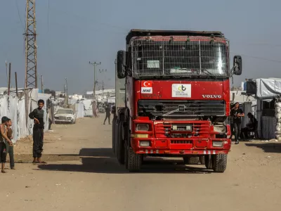 01 February 2026, Palestinian Territories, Khan Younis: Trucks carrying humanitarian aid arrive in Khan Yunis in the southern Gaza Strip, after passing through the Rafah border crossing from Egypt. Photo: Abed Rahim Khatib/dpa