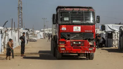 01 February 2026, Palestinian Territories, Khan Younis: Trucks carrying humanitarian aid arrive in Khan Yunis in the southern Gaza Strip, after passing through the Rafah border crossing from Egypt. Photo: Abed Rahim Khatib/dpa