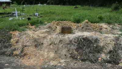 Odprti grobovi, kjer so na&scaron;li ostanke. / Foto: Profimedia