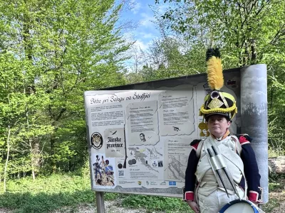 Tabla stoji na lokaciji, kjer je v začetku 19. stoletja potekala ena izmed zadnjih bitk za obstoj Ilirskih provinc. Kapelica, postavljena v spomin na padle vojake različnih narodnosti, ohranja spomin na približno 600 padlih borcev in predstavlja pomemben zgodovinski opomnik.