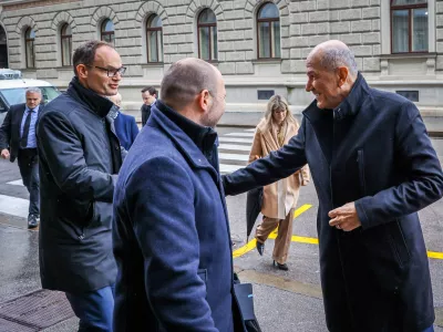 Ljubljana, vlada.Seja sveta za nacionalno varnost, ki jo je sklical predsednik vlade Robert Golob, na njej pa so razpravljali o kriznih razmerah v svetu in energetski varnosti ter tujih vplivih na volitve v Sloveniji.Predsednik Demokratov Anze Logar, predsednik NSi Jernej Vrtovec in predsednik SDS Janez Jansa ob prihodu na sejo.