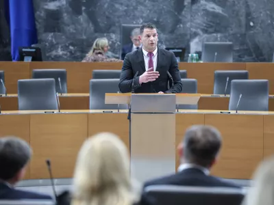 Novi predsednik DZ Zoran Stevanović, Resnica- 10.04.2026 - ustanovna seja novega sklica DZ, ki jo je sklicala predsednica republike Nata&scaron;a Pirc Musar; seja se je začela z imenovanjem predsednika in podpredsednika mandatno-volilne komisije, sledila je prekinitev, pol ure po prekinitvi pa se je začela seja mandatno-volilne komisije DZ za pripravo druge točke dnevnega reda; v nadaljevanju seje DZ so potrjevali mandate poslancem in volili predsednika DZ//FOTO: Jaka Gasar