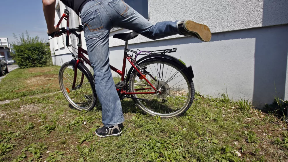 vandalizem - objestnost - uničevanje tuje lastnine - kraja koles - tatvina - kolo - 24.07.2014 - POLICIJA - prikaz pomanjkljivosti samoza&scaron;čitnega ravnanja, ki so najpogostej&scaron;i vzrok za premoženjska kazniva dejanja povezana z vlomi v vozila in tatvine vozil//FOTO: Bojan Velikonja