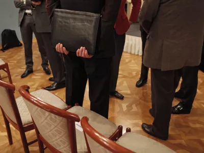 - Ilustrativna fotografija, poslovnež, sestanek, diplomacija - korupcija - okrogla miza o prihodnosti območja evra, ki jo organizira Evro-atlantski svet Slovenije v sodelovanju s Friedrich Ebert Stiftung - Zagreb in Slovenskim dru&scaron;tvom za mednarodne odnose/FOTO: Luka Cjuha / Foto: Luka Cjuha