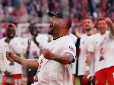 Soccer Football - Bundesliga - Bayern Munich v VfB Stuttgart - Allianz Arena, Munich, Germany - April 19, 2026 Bayern Munich coach Vincent Kompany celebrates after winning the Bundesliga REUTERS/Gintare Karpaviciute DFL REGULATIONS PROHIBIT ANY USE OF PHOTOGRAPHS AS IMAGE SEQUENCES AND/OR QUASI-VIDEO.