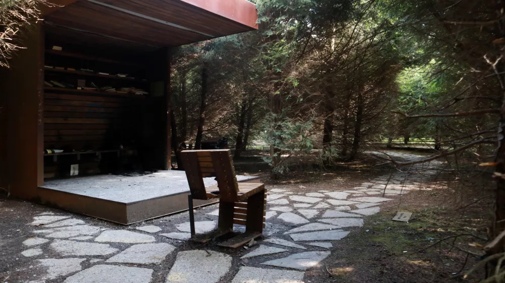 Klavrna podoba mestnega parka: Namesto zelene oaze kupi smeti