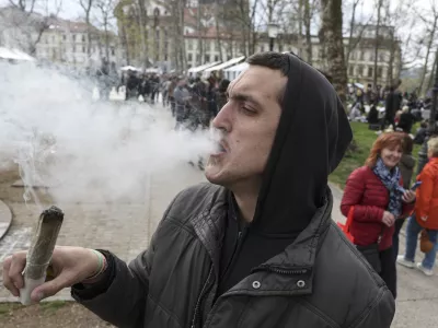 - simbolična fotografija: joint &ndash; konoplja &ndash; marihuana &ndash;  - 20.04.2023 &ndash; Kongresni trg - tradicionalni Marihuana mar&scaron; 2023 v organizaciji &Scaron;tudentske organizacije Univerze v Ljubljani - //FOTO: Jaka Gasar