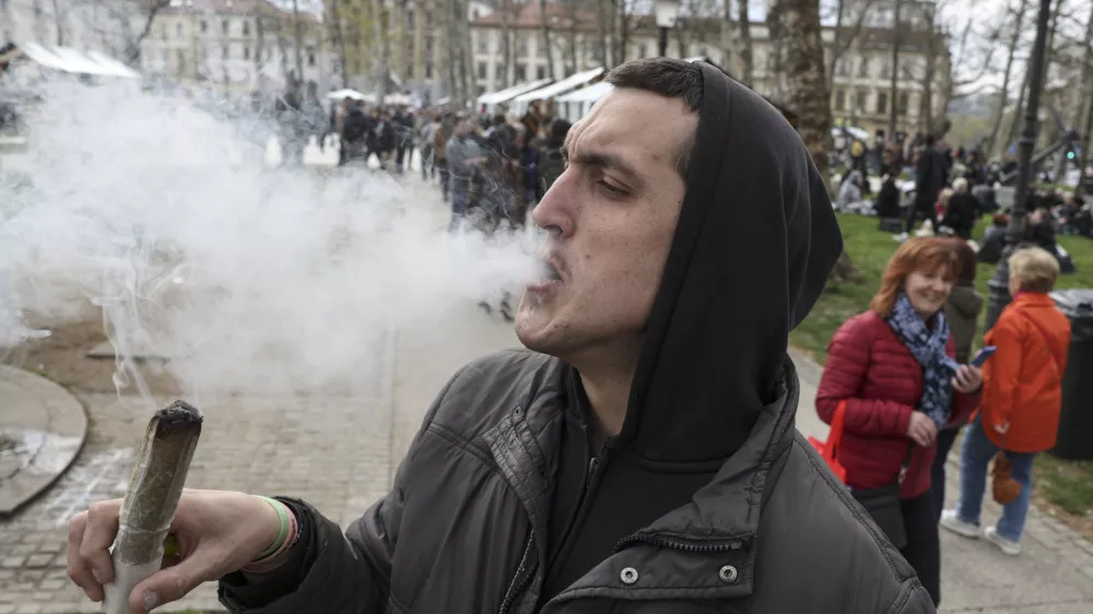 - simbolična fotografija: joint &ndash; konoplja &ndash; marihuana &ndash;  - 20.04.2023 &ndash; Kongresni trg - tradicionalni Marihuana mar&scaron; 2023 v organizaciji &Scaron;tudentske organizacije Univerze v Ljubljani - //FOTO: Jaka Gasar