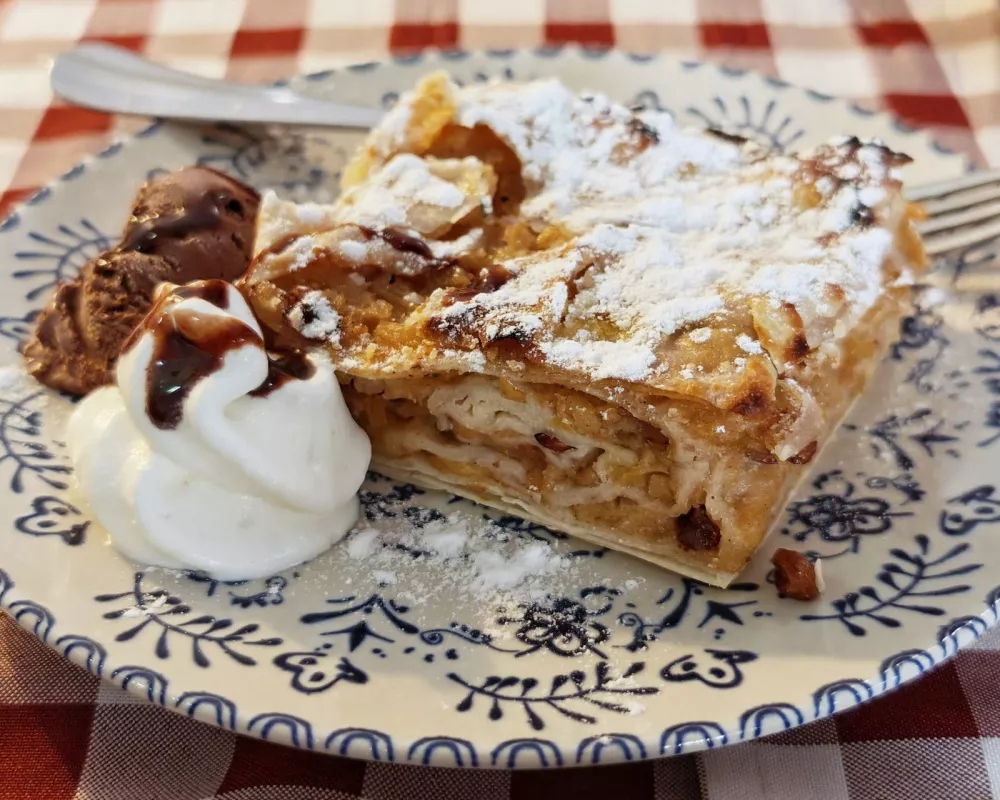 Jabolčni zavitek, Konoba Dario