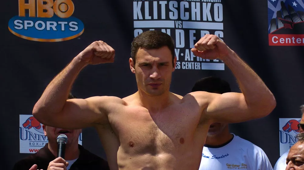 Heavyweight boxer Vitali Klitschko weighs in as opponent Corrie Sanders, behind him at right, looks on, Thursday, April 22, 2004, in Los Angeles. The two will meet on Saturday night for the WBC Heavyweight Championship in Los Angeles. (AP Photo/Mark J. Terrill) / Foto: Mark J. Terrill