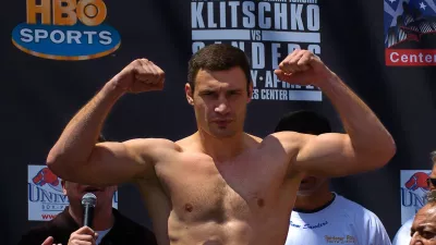 Heavyweight boxer Vitali Klitschko weighs in as opponent Corrie Sanders, behind him at right, looks on, Thursday, April 22, 2004, in Los Angeles. The two will meet on Saturday night for the WBC Heavyweight Championship in Los Angeles. (AP Photo/Mark J. Terrill) / Foto: Mark J. Terrill