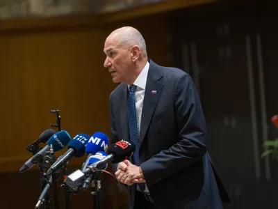 Ljubljana, DZ.Izjava za medije predsednika SDS Janeza Janse ob robu izredne seje DZ.