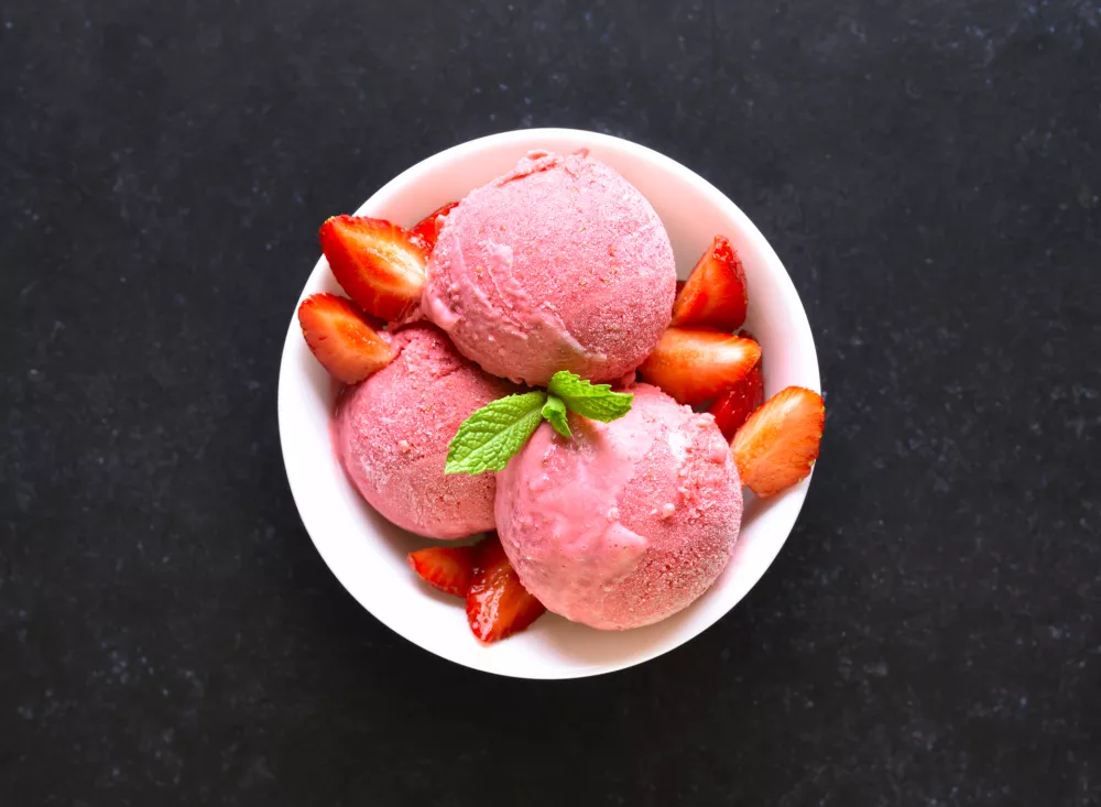Strawberry ice cream in bowl on dark stone background. Top view, flat lay / Foto: Nadezhda_nesterova