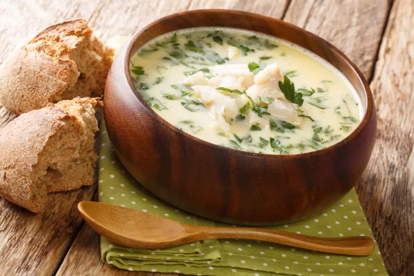 Homemade scotch milk soup cullen skink with smoked haddock and potatoes close-up in a bowl on the table. horizontal / Foto: Alleko