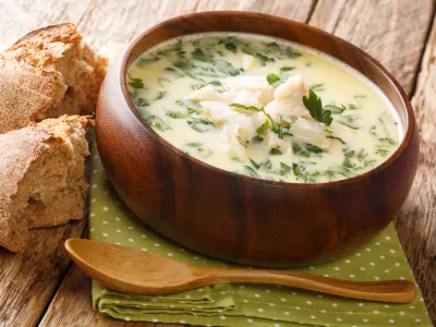 Homemade scotch milk soup cullen skink with smoked haddock and potatoes close-up in a bowl on the table. horizontal / Foto: Alleko