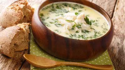 Homemade scotch milk soup cullen skink with smoked haddock and potatoes close-up in a bowl on the table. horizontal / Foto: Alleko