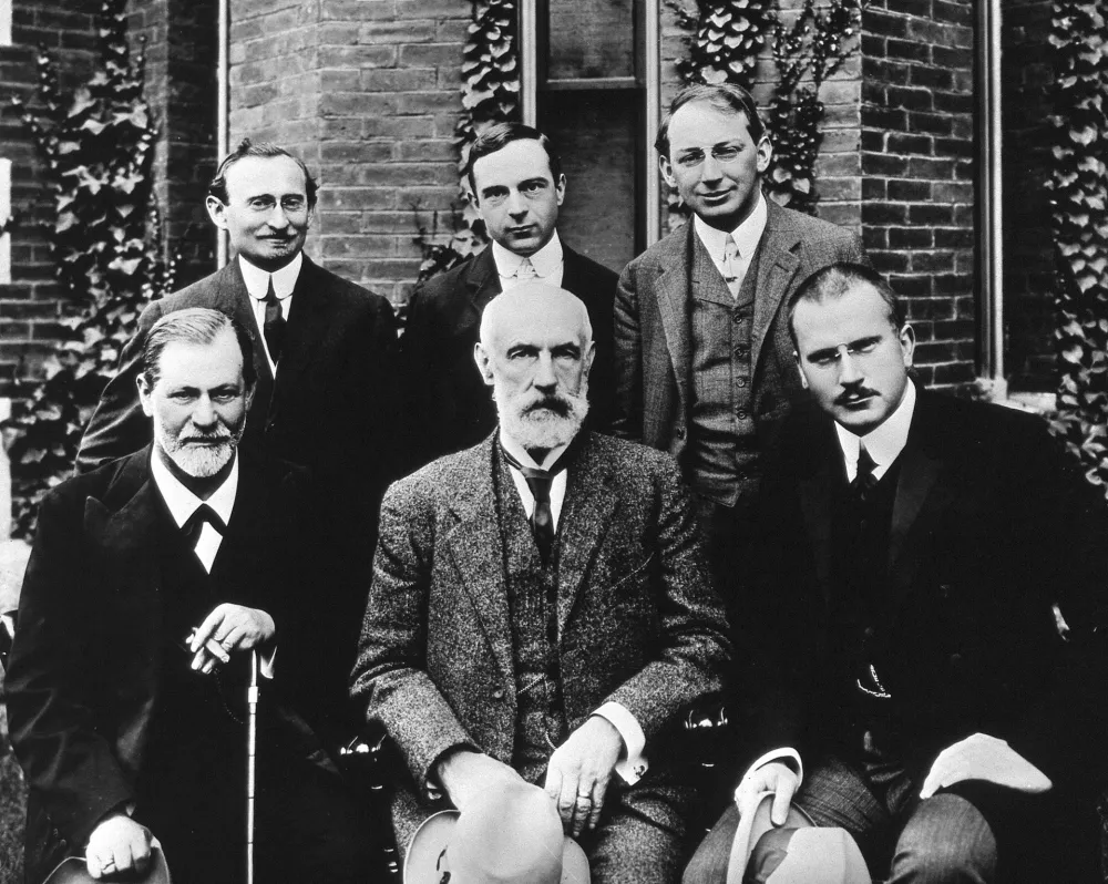 Skupinska fotografija pred Clark University. Spredaj so Sigmund Freud, Granville Stanley Hall in C. G. Jung, zadaj pa Abraham A. Brill, Ernest Jones in Sandor Ferenczi. / Foto: Wikipedija