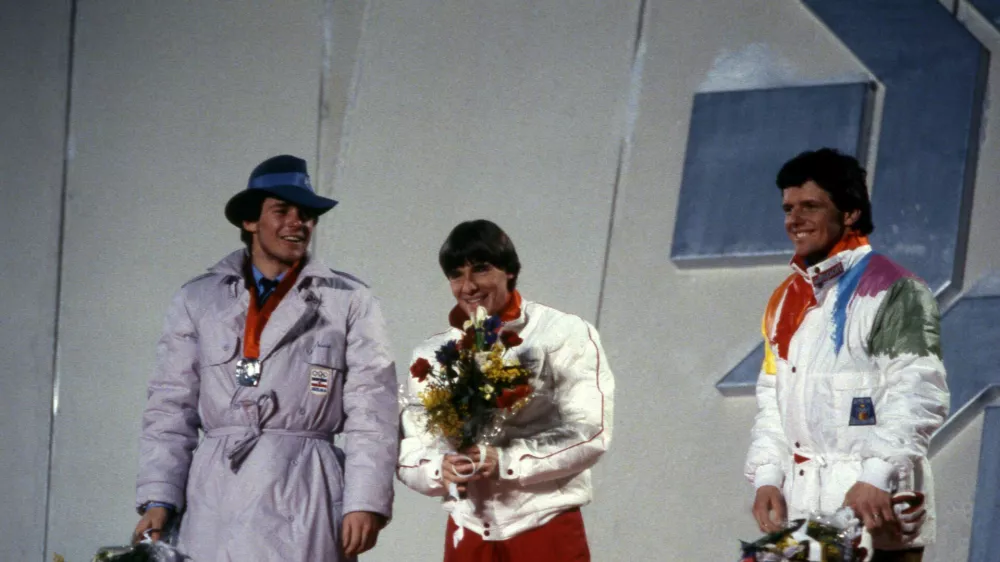 The winners of the men's giant slalom at the Winter Olympics stand on the podium after receiving their medals on Feb. 14, 1984, in Sarajevo. From left to right; Yugoslavia's Jure Franko with silver, Switzerland's Max Julen with gold, and Liechtenstein's Andreas Wenzel with bronze. (AP Photo) / Foto: Uncredited