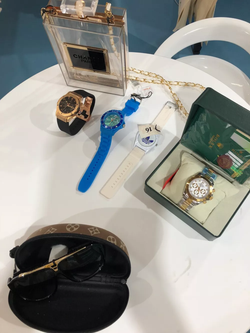 Zasegi Fursa: Konoplja med čajem, 300 litrov penine in 11 milijonov cigaret