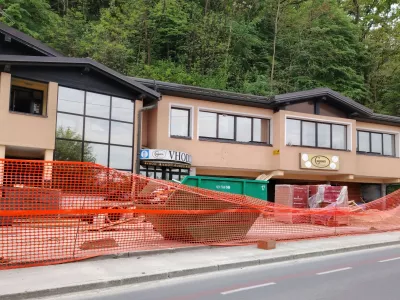 V Celju na delavca padel del stene