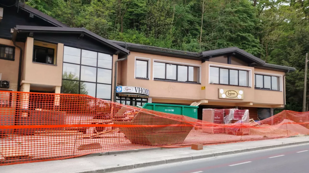 V Celju na delavca padel del stene