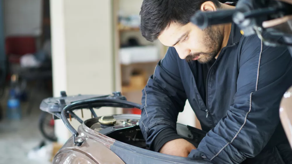 V delavnicah kaj hitro spremenijo tovarni&scaron;ke nastavitve, včasih pa zamenjajo kar cel motor. Slika je simbolična. / Foto: Istock