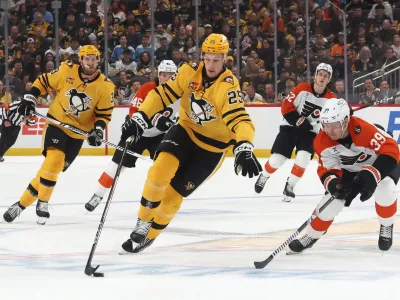 Apr 20, 2026; Pittsburgh, Pennsylvania, USA; Pittsburgh Penguins left wing Elmer Soderblom (25) moves the puck against Philadelphia Flyers right wing Matvei Michkov (39) during the first period in game two of the first round of the 2026 Stanley Cup Playoffs at PPG Paints Arena. Mandatory Credit: Charles LeClaire-Imagn Images