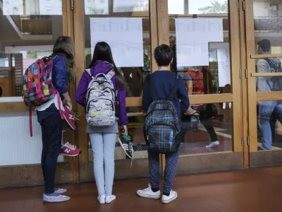 - Osnovna &scaron;ola Valentina Vodnika v Ljubljani - &scaron;olski hodnik - osnovno&scaron;olci - učenci - &scaron;olstvo    - 07.05.2015 - Nacionalno preverjanje znanja (NPZ) v osnovnih &scaron;olah - pisno preverjanje znanja iz maternega jezika za učence 6. in 9. razreda -    //FOTO: Jaka Gasar