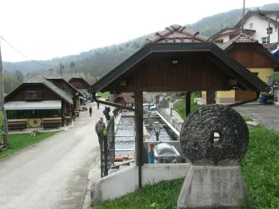 Potok Mlin&scaron;čica, ki izteka iz rožnodolskega bajerja, napaja korita z ribami kmetije Mlinar
