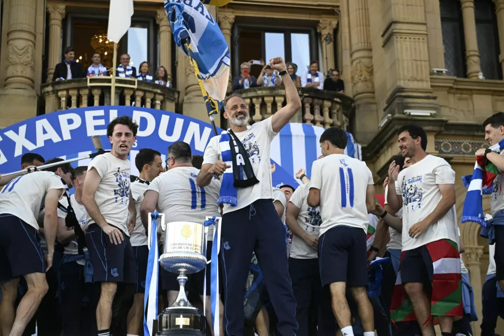 Soccer Football - Real Sociedad celebrate Copa del Rey trophy with fans in San Sebastian - San Sebastian, Spain - April 20, 2026 Real Sociedad coach Pellegrino Matarazzo celebrates with the Copa del Rey trophy and the team REUTERS/Stringer NO RESALES. NO ARCHIVES.