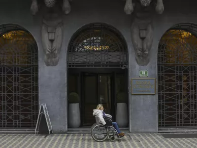 13.01.2025 - invalid na vozičku - invalidski voziček - Banka slovenije - dovoz invalidov v javne ustanoveFOTO: LUKA CJUHA