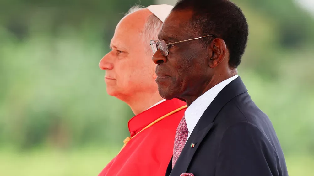 Pope Leo XIV is welcomed by President of Equatorial Guinea Teodoro Obiang Nguema Mbasogo upon his arrival at Malabo International Airport to begin his apostolic journey to Equatorial Guinea, in Malabo, Equatorial Guinea, April 21, 2026. REUTERS/Guglielmo Mangiapane