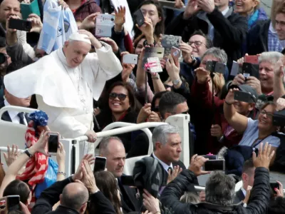 Pope Francis greets faithful from his Papamobile after the Easter Mass at St. Peter's Square at the Vatican April 1, 2018. REUTERS/Max Rossi
