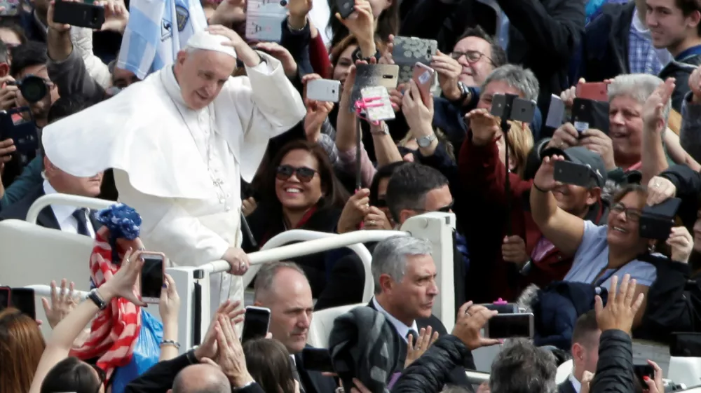 Pope Francis greets faithful from his Papamobile after the Easter Mass at St. Peter's Square at the Vatican April 1, 2018. REUTERS/Max Rossi