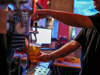 - simbolična fotografija - pivovarji - točeno pivo- 04.06.2016 - Kulinarični dogodek Grenko & Slastno pred ljubljansko trgovino s pivom Pivoljub - reportažo o priljubljenosti piva - pivo in hrana - kulinarika -   //FOTO: Bojan Velikonja / Foto: Bojan Velikonja