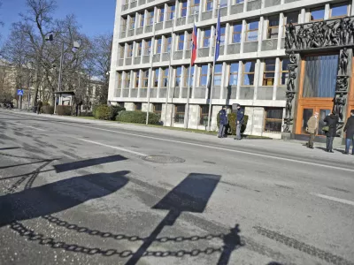 - ilustrativna fotografija protest,transparent,ljudstvo,upor,parlament,državni zbor,policija  - nemi protest civilne iniciative Referendum državljanom - spremljali razpravo o zaostritvi referenduma, stavba  //FOTO: Tomaž Zajel&scaron;nik