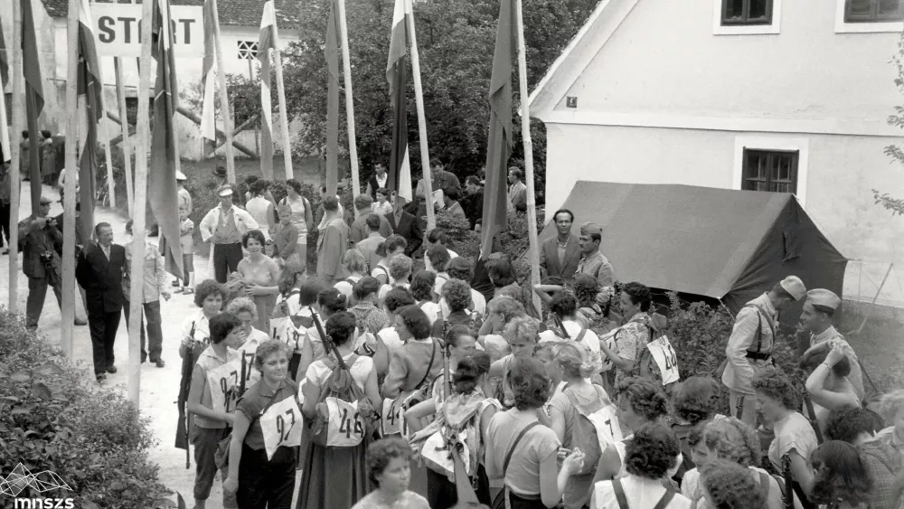 Leta 1957 je nastala ideja o fizičnem spominu na okupirano mesto oziroma upor v njem in izborjeno svobodo, ko so na trasi nekdanje bodeče žice organizirali partizanski pohod. F Cijan &Scaron;toka, hrani MNSZS