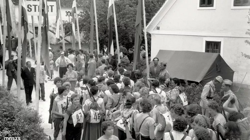 Leta 1957 je nastala ideja o fizičnem spominu na okupirano mesto oziroma upor v njem in izborjeno svobodo, ko so na trasi nekdanje bodeče žice organizirali partizanski pohod. F Cijan &Scaron;toka, hrani MNSZS