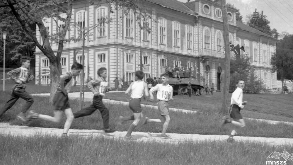 Pohod ob žici leta 1961, v ozadju dana&scaron;nji Muzej novej&scaron;e in sodobne zgodovine Slovenije, kjer hranijo arhivske fotografije preteklih pohodov. F Marjan Ciglič, hrani MNSZS