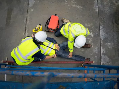 Builder injury accident falling scaffolding to the floor. Basic first aid training for support accident in site work, Safety team help employee accident. / Foto: Akacin Phonsawat Getty Images
