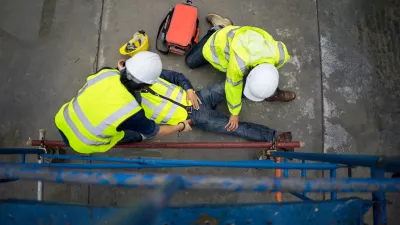 Builder injury accident falling scaffolding to the floor. Basic first aid training for support accident in site work, Safety team help employee accident. / Foto: Akacin Phonsawat Getty Images