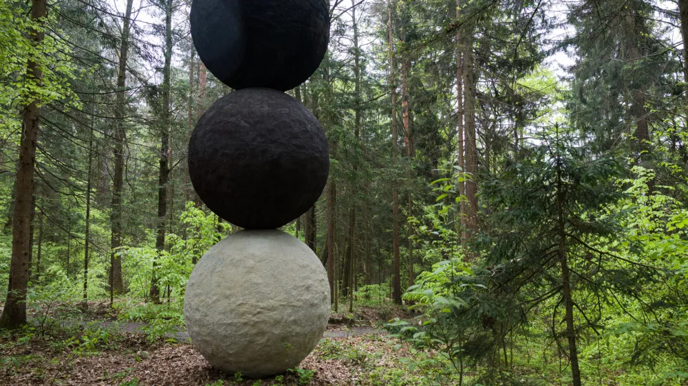 Ljubljana, Zivalski vrt.Odprtje skulpture Zemlja ni bila vedno imenovana Zemlja, ki je nastala v okviru pobude Eles 3000.