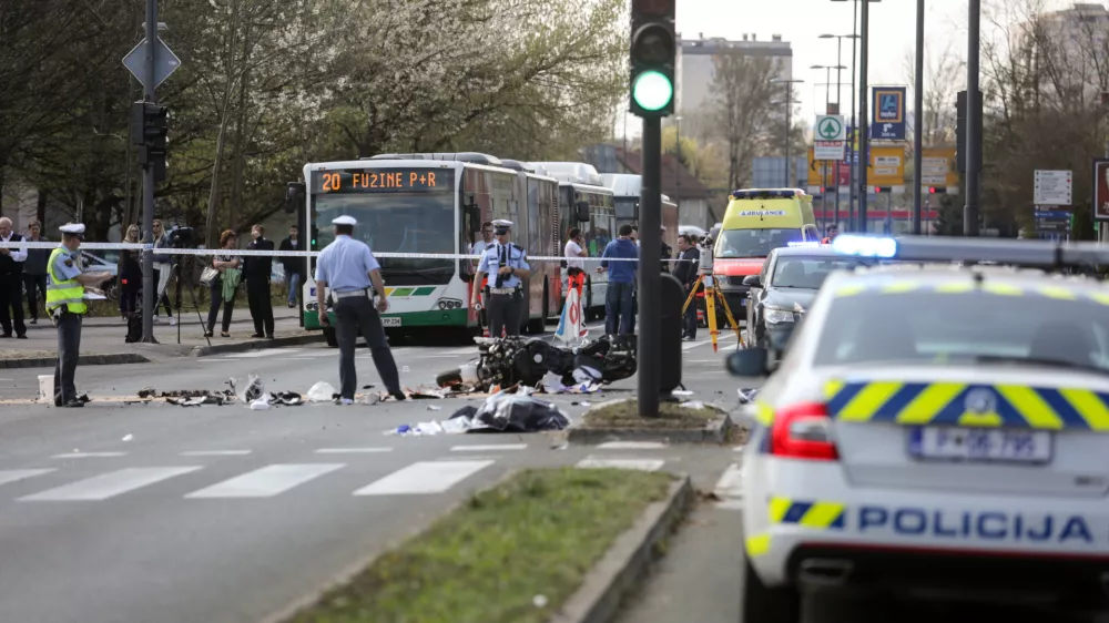 - 29.3.2017 - križi&scaron;če Zalo&scaron;ka cesta - Toplarni&scaron;ka ulica v Ljubljani - prometna nesreča v kateri sta bila udeležena re&scaron;evalno vozilo, ki ni bilo na nujni vožnji in motorno kolo - voznik motorja in njegova sopotnica sta umrla na kraju nesreče//FOTO: Luka Cjuha